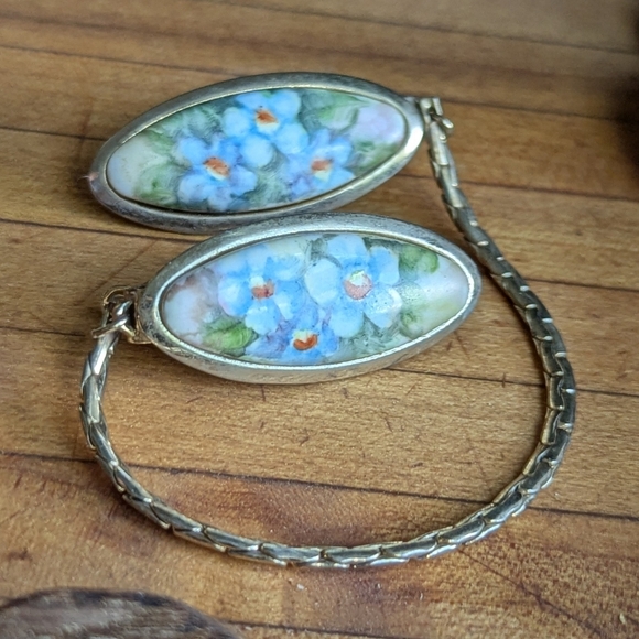 💙 Vintage Goldtone Blue Sweater Clip Porcelain Hand painted - Picture 1 of 5
